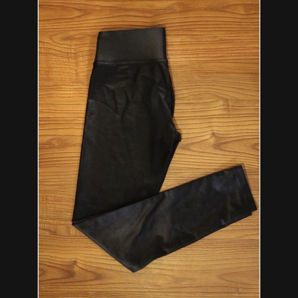 Black Leggings by Carbon38